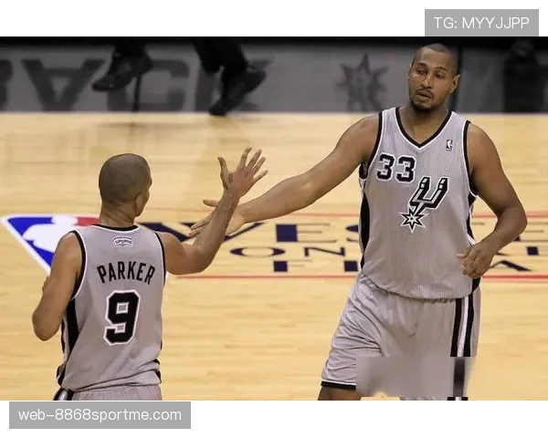 帕克无球跑动撕裂防线，改变马刺进攻节奏