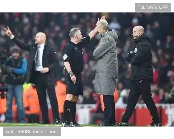 第四官员在足球比赛中的职责与规则执行标准解析